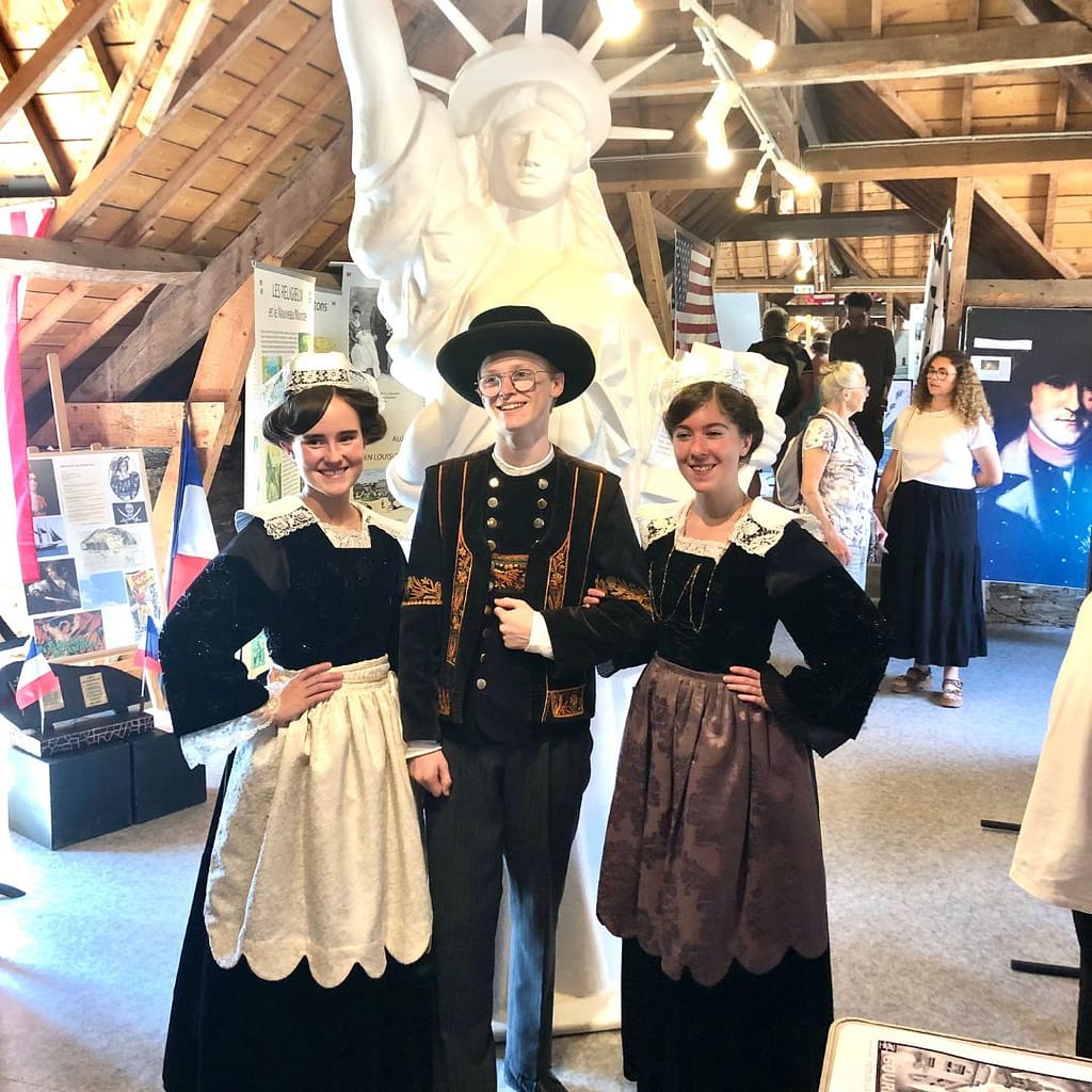 bretons devant la statue de la Liberté