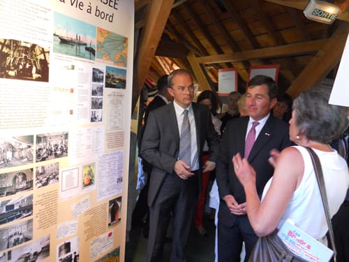 Visite de l'exposition de BTA au premier étage du château de Tronjoly à Gourin (56) par Monsieur Rivkin, ambassadeur des Etats-Unis en France. De gauche à droite, Monsieur Le Solliec, mMonsieur Rivkin, ambassadeur des USA et Madame Jouas, vice-présidente de BTA.