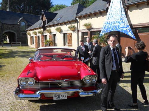 Cadillac rouge lors de la visite de l'ambassadeur